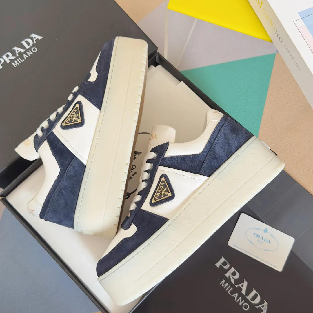 👟👟Ex-factory price 660👟👟 Top version Prada Latest Downtown Bold series Thick sole Platform shoes Triangle logo Casual sneakers White shoes Original purchase and development Production Downtown Bold sneakers are inspired by basketball shoes in the 1980s, with sporty design and exquisite details. Crafted from perforated leather, the statement platform sole provides a unique, modern style. The Prada logo is interpreted from different angles, decorated with the iconic enamel-coated triangular metal logo, highlighting the unique classic style. Exquisite packaging at the delivery counter🛍📦 ▪️Fabric: Original custom imported first-layer cowhide ▪️Inner lining: Original imported soft sheepskin ▪️Outsole: Original molded ultra-light foam material ▪️Sole thickness: 4.5CM ▪️Size: Women's 35-40